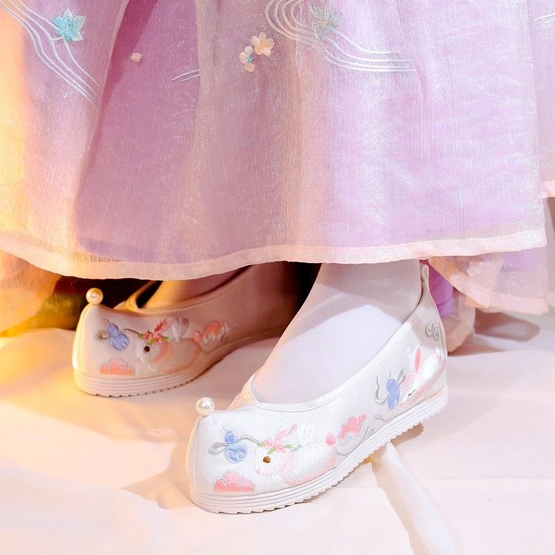 汉服鞋子女内增高古风绣花鞋春季新款兔子鞋民族风古装老北京布鞋