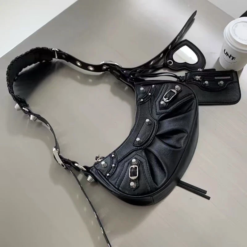 高级感设计黑色腋下包新月包休闲斜挎包女朋克风机车包包包