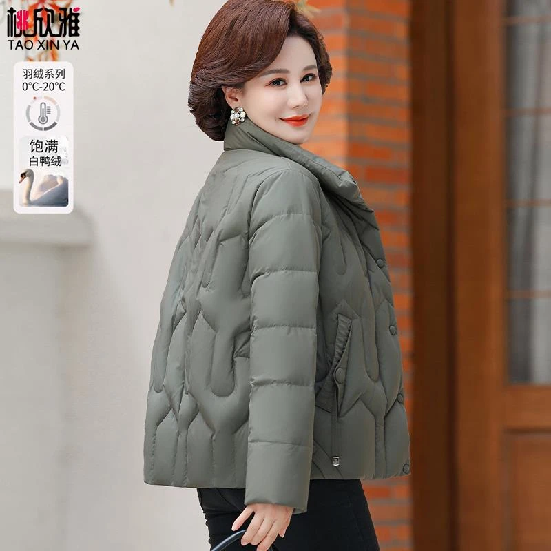 小个子中年妈妈羽绒服冬装外套中老年女装秋冬季加厚时尚短款衣服
