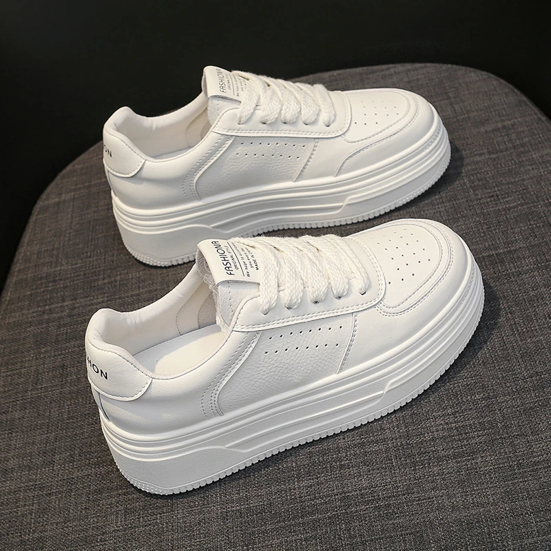 小白鞋女爆款2025秋季新款百搭显瘦休闲运动鞋学生透气厚底板鞋女