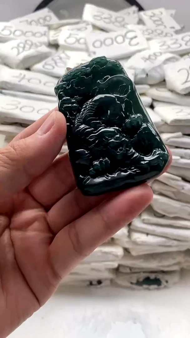 【闪购商品】翡翠颈饰未镶嵌虎牌有纹【品质一般介意慎拍】