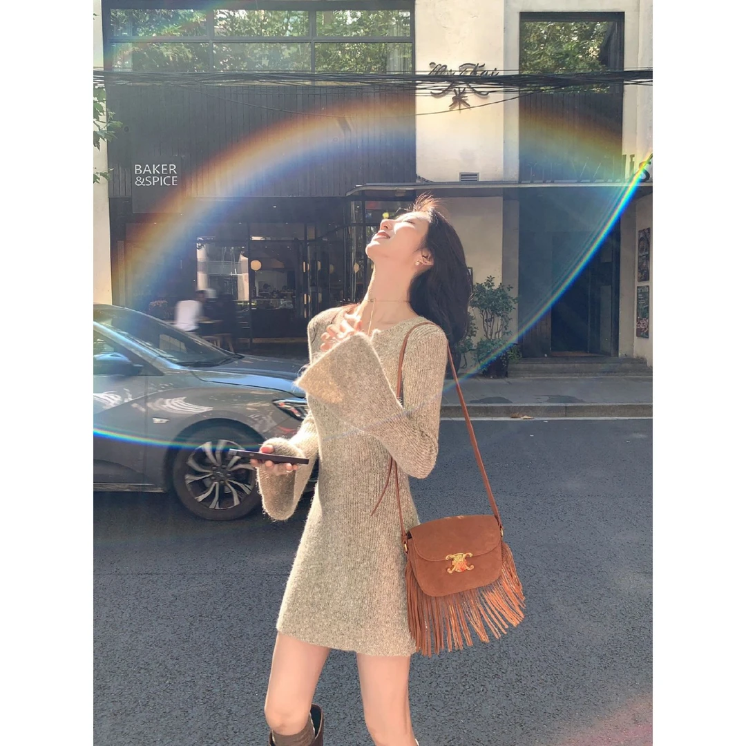 秋冬季新款高级感气质毛呢外套女辣妹V领修身显瘦包臀针织连衣裙