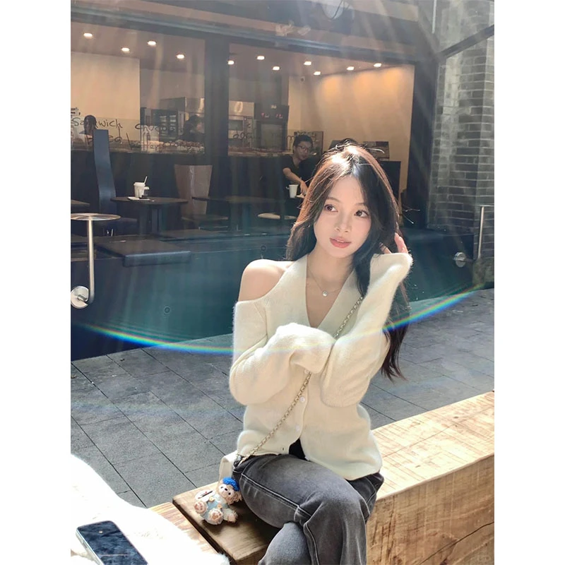 2025秋季新款简约气质设计感露肩挂脖长袖针织上衣高腰加绒牛仔裤