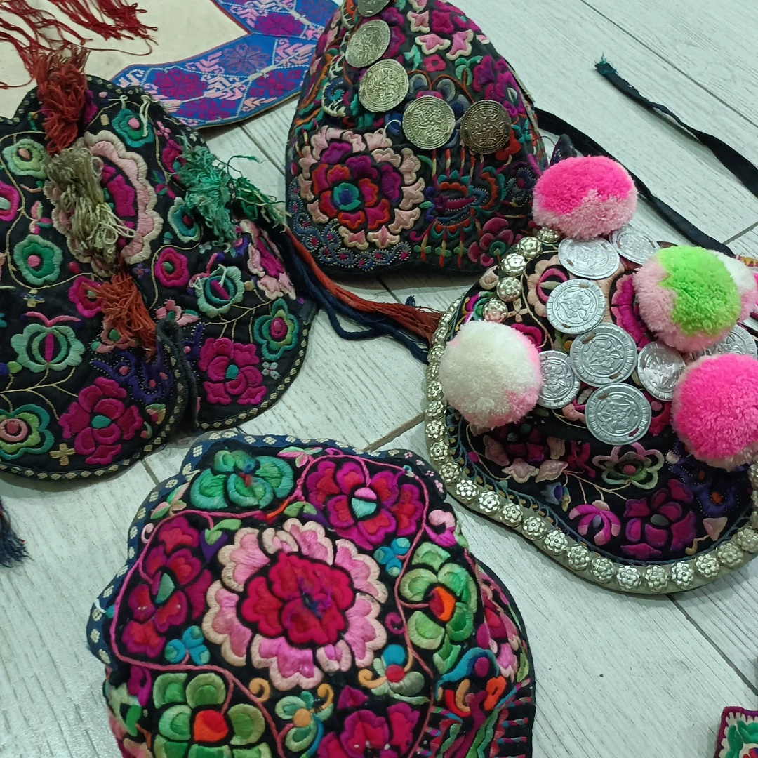 彝族手工刺绣帽子