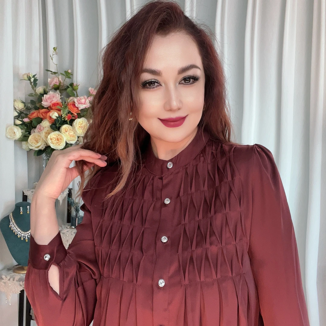 胸部小褶设计圆领长袖衬衫