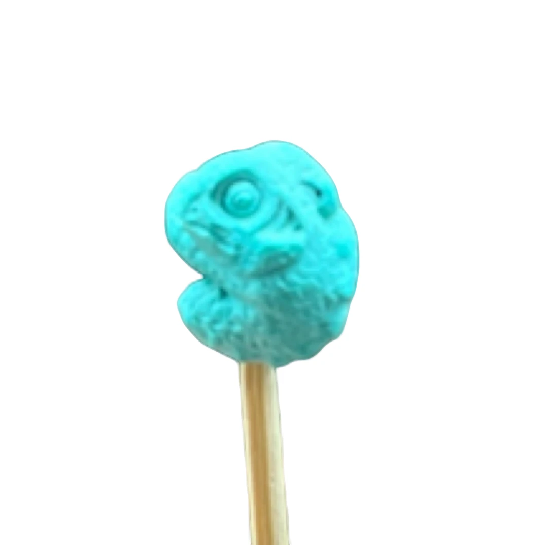 原矿绿松石手工精雕变色龙小背云独特设计绿松石配件