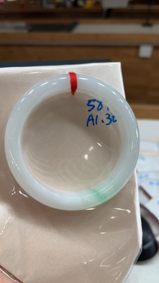 翡翠手镯正圈飘金丝阳绿