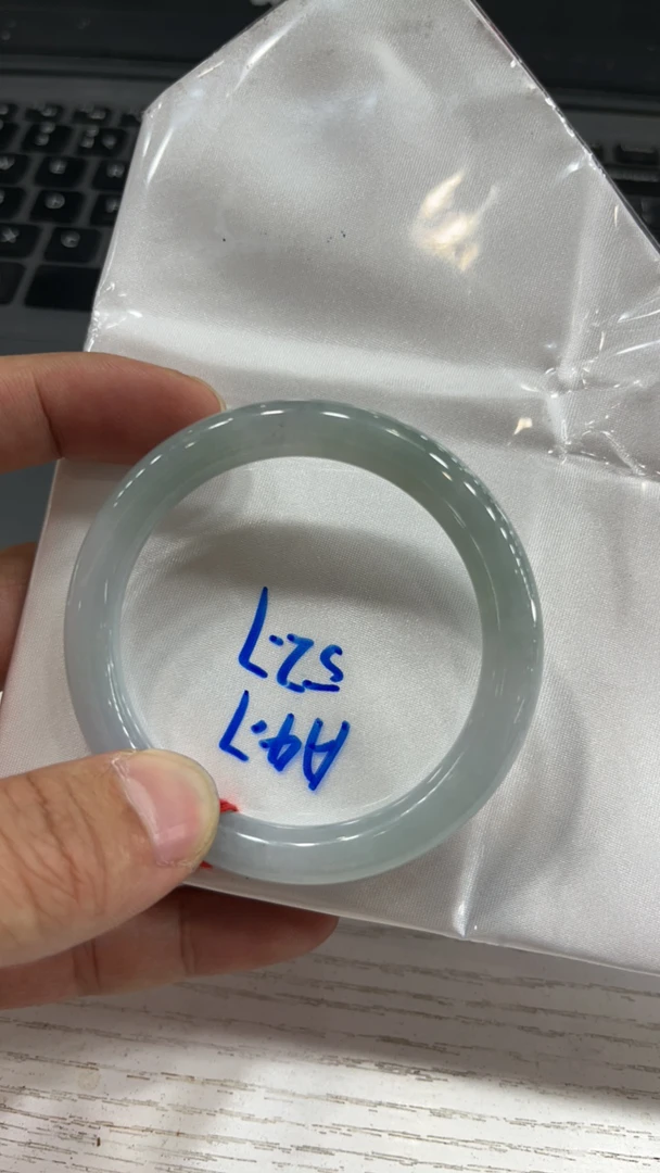 翡翠手镯晴水飘绿