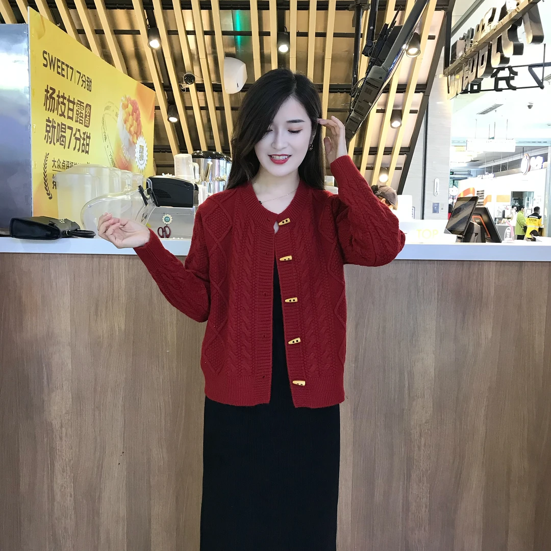 复古新年红色牛角扣针织毛衣外套女2024秋冬新款宽松软糯麻花开衫