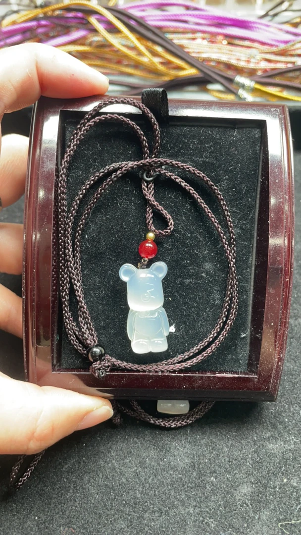 新人福利 天然玛瑙暴力熊吊坠 高约3.0厘米 绳子随机赠送