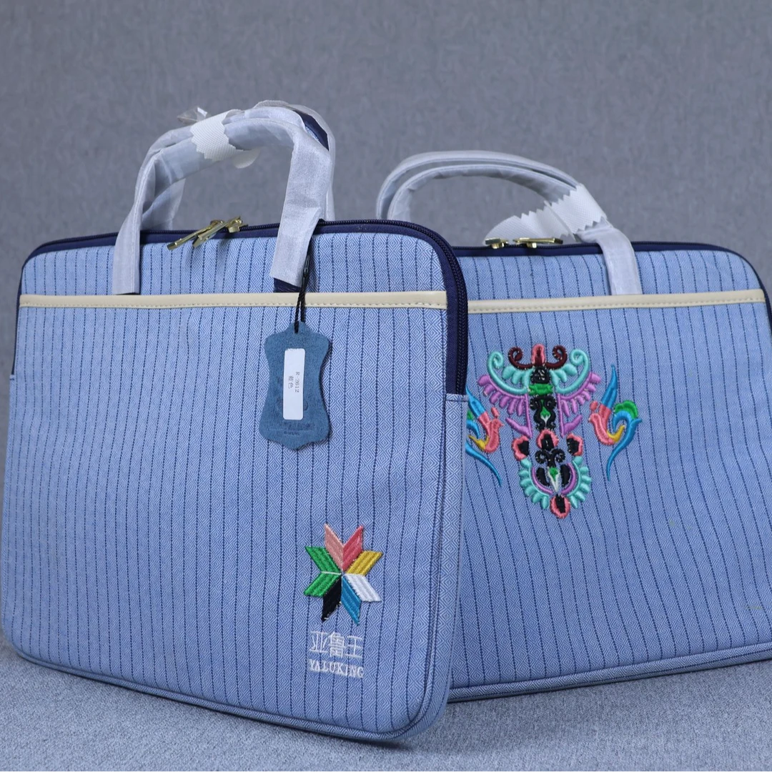 贵州紫云格凸河亚鲁民族特色衣服搭配包