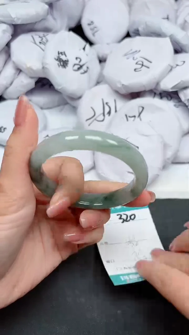 【闪购商品】石英质玉手镯未镶嵌A320