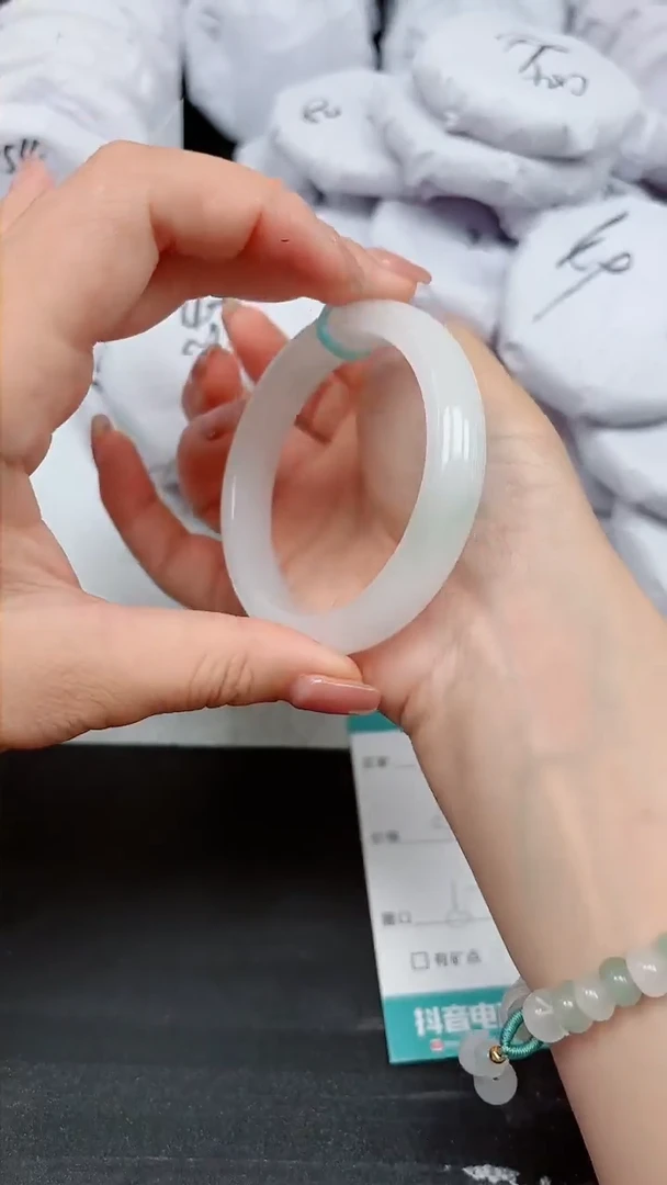 【闪购商品】石英质玉手镯未镶嵌A2