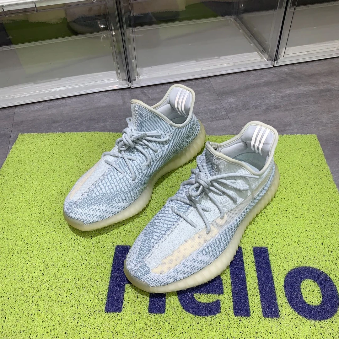 捡漏44.5码 yeezy350v2云冰蓝 95新配盒 1099秒杀球鞋