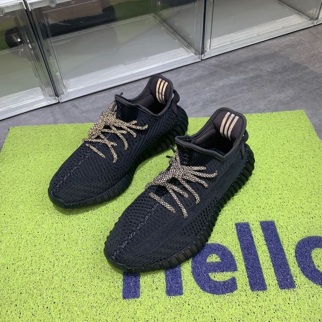 捡漏42.5码 yeezy350v2黑天使 99新配盒 1499秒杀球鞋