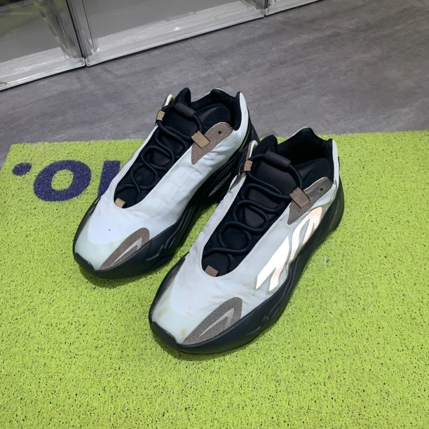 42码Yeezy700蓝调95新配盒449秒杀球鞋