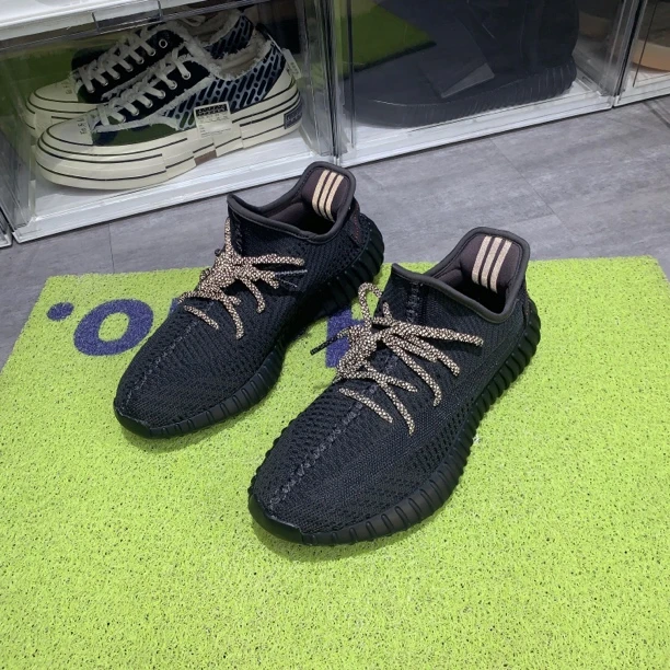 捡漏42码 yeezy350v2黑天使 98新配盒 1499秒杀球鞋