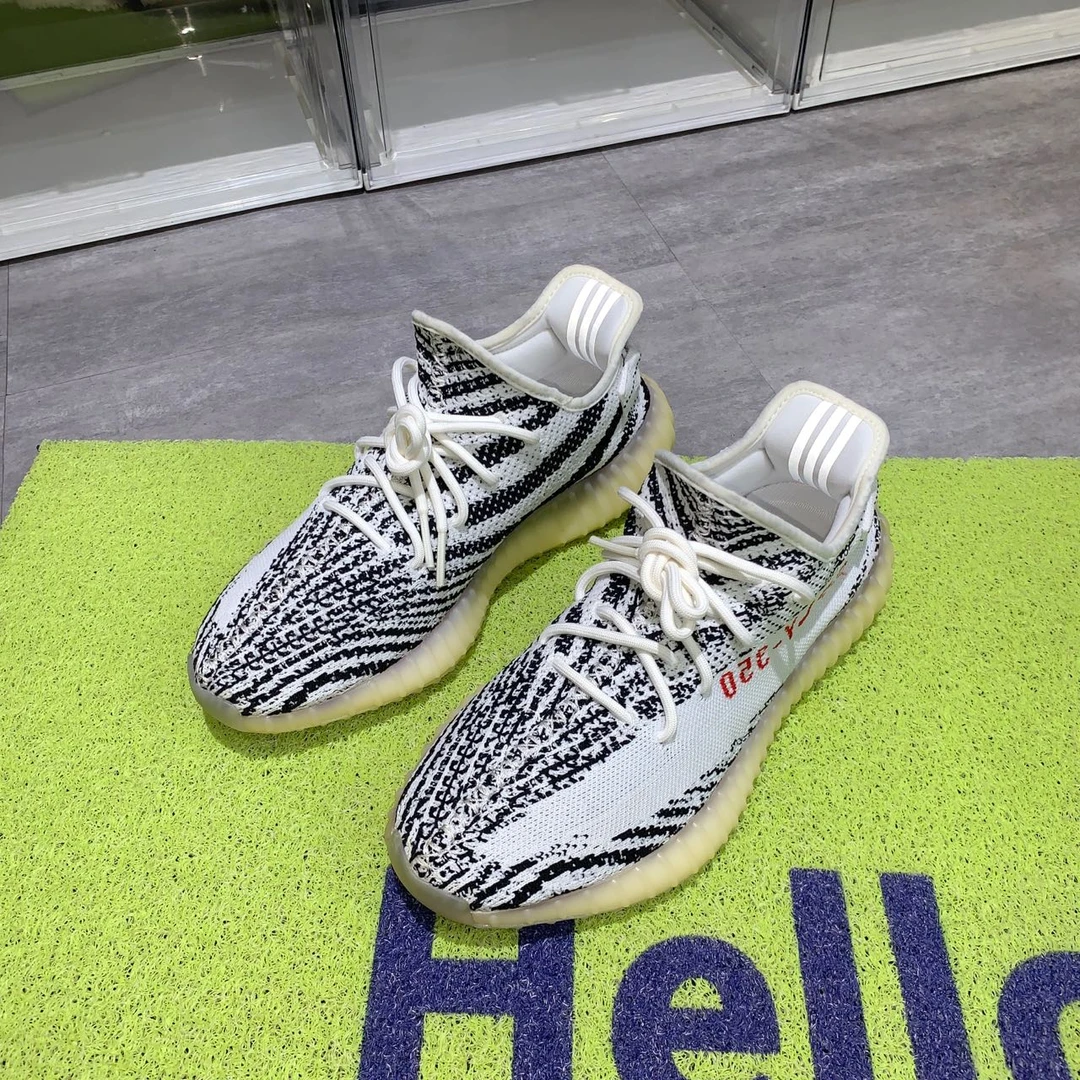 捡漏42.5码 yeezy350v2白斑马 95新配盒 1098秒杀球鞋