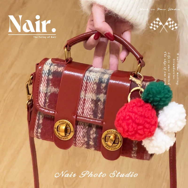 古莉奈尔圣诞感红格邮差包通勤女秋冬手提斜挎包毛呢格纹时尚百搭