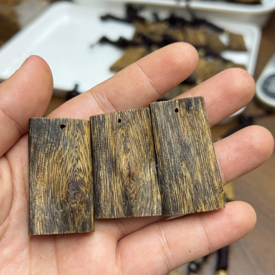 【闪购商品】沉香吊坠源绿棋素牌99沉