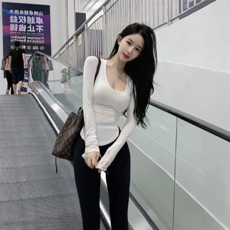 性感U领紧身打底衫女秋季显瘦长袖修身上衣弧形下摆辣妹显胸大t恤