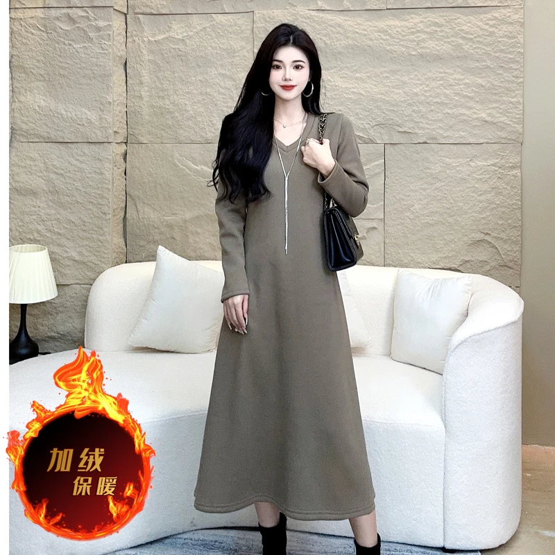 V领气质针织秋冬连衣裙女新款高级感显瘦小黑裙打底连衣裙长袖