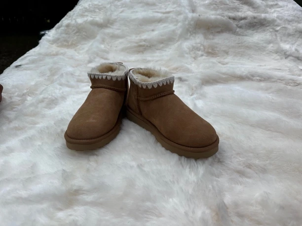 海拔5千米的羊皮做的雪地靴皮毛一体