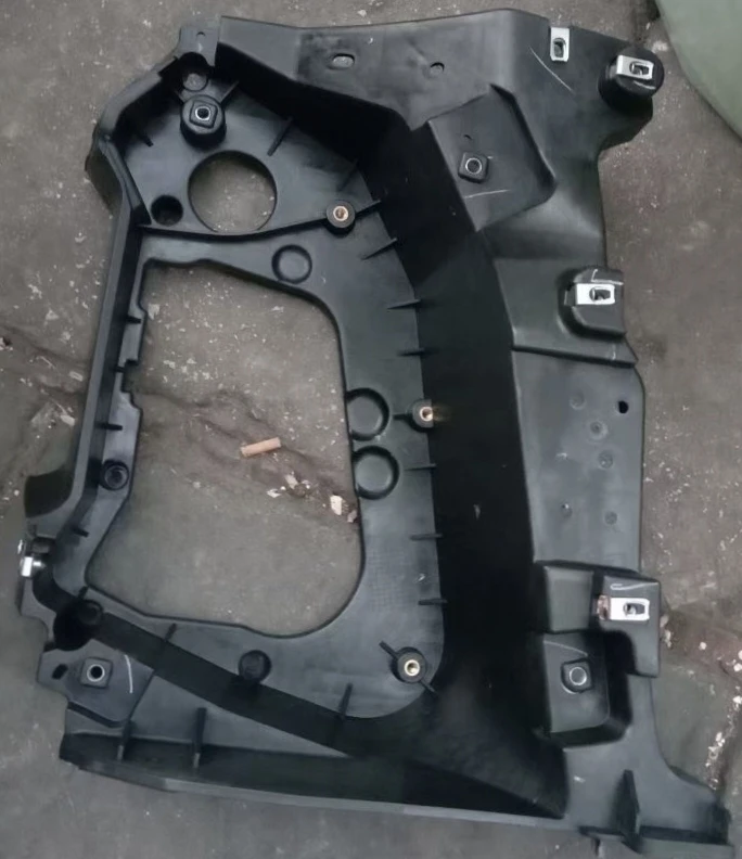 东风柳汽乘龙右边副驾驶大灯安装支架