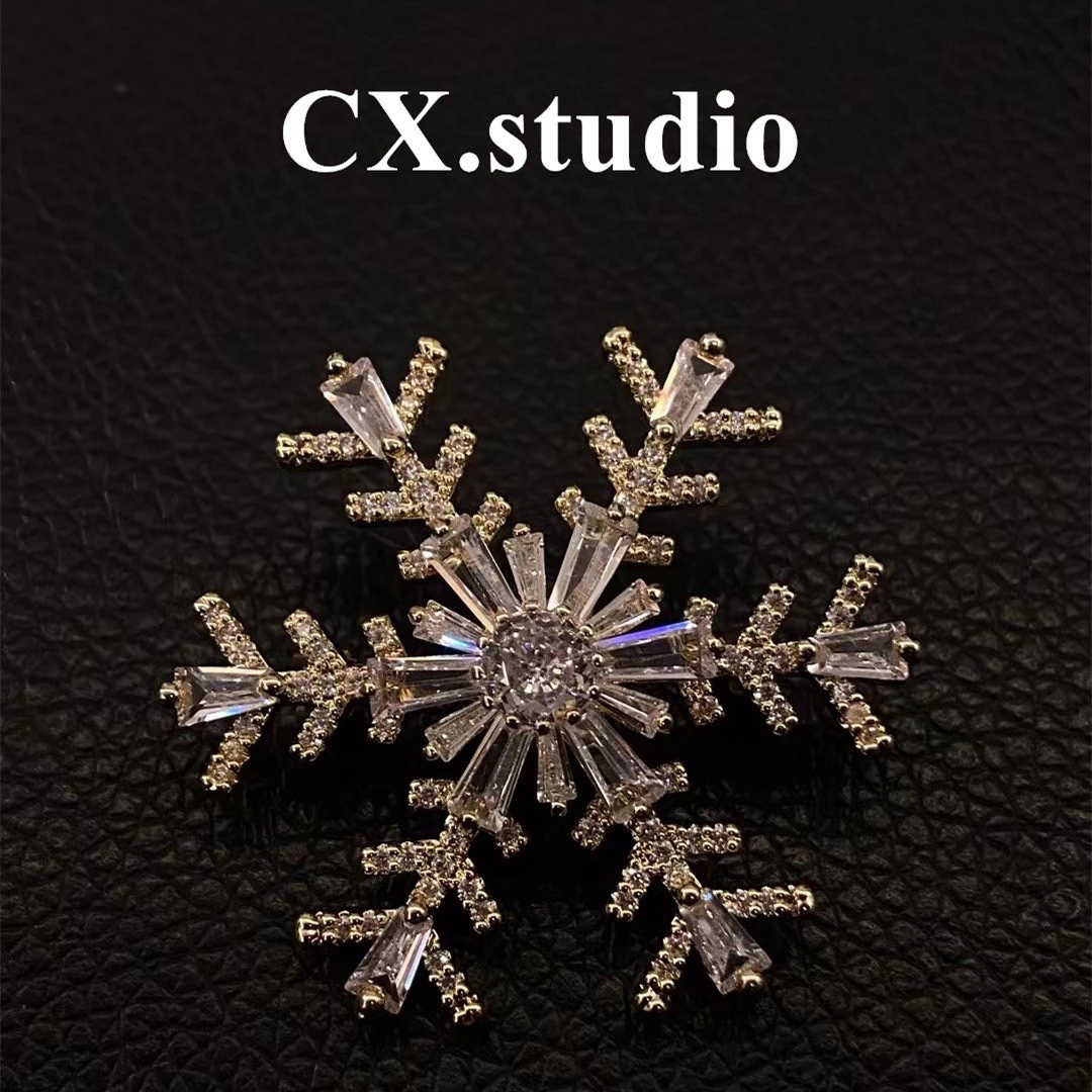 铜合金合成锆石胸针 铜合金合成锆石 金色钻雪花胸针百搭