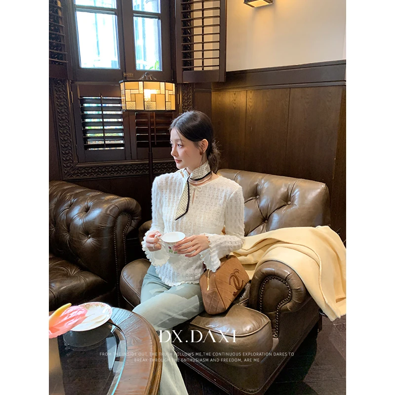 代大喜【素色心情】法式蕾丝喇叭袖修身打底衫秋新款温柔气质上衣