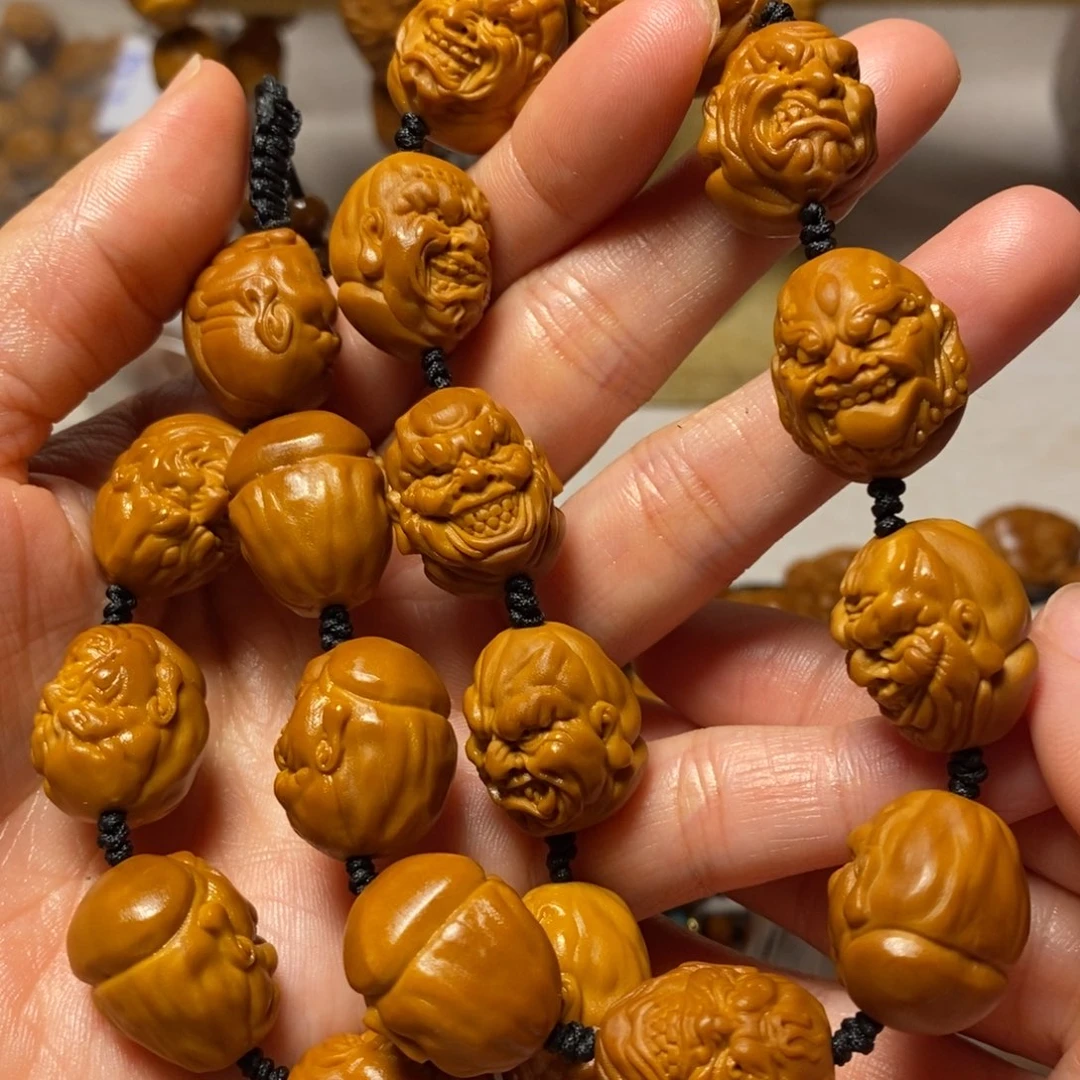 橄榄核核雕恶僧手持