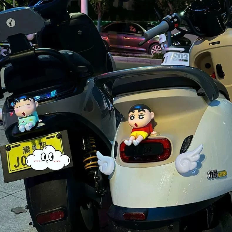蜡笔小新踏板摩托车摆件卡通车载摆件电动车小装饰九号电动车挂件