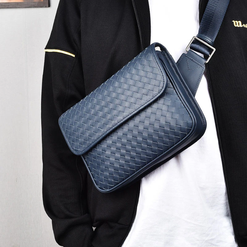 磁吸扣斜挎包男士胸包2024秋冬新款时尚设计感小众胸前挎包轻便