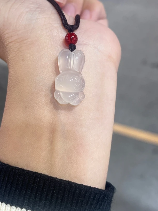 天然玛瑙大耳朵小兔子吊坠