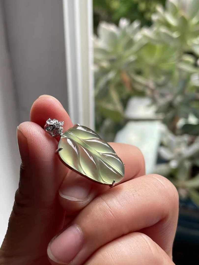 高冰种18K金镶嵌茶色叶子吊坠