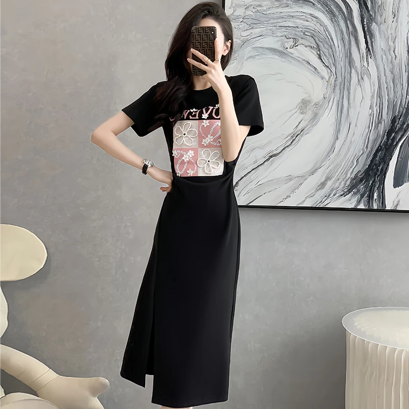 2023年夏季新款高品质款重工字母钉珠设计时尚印花收褶显瘦连衣裙