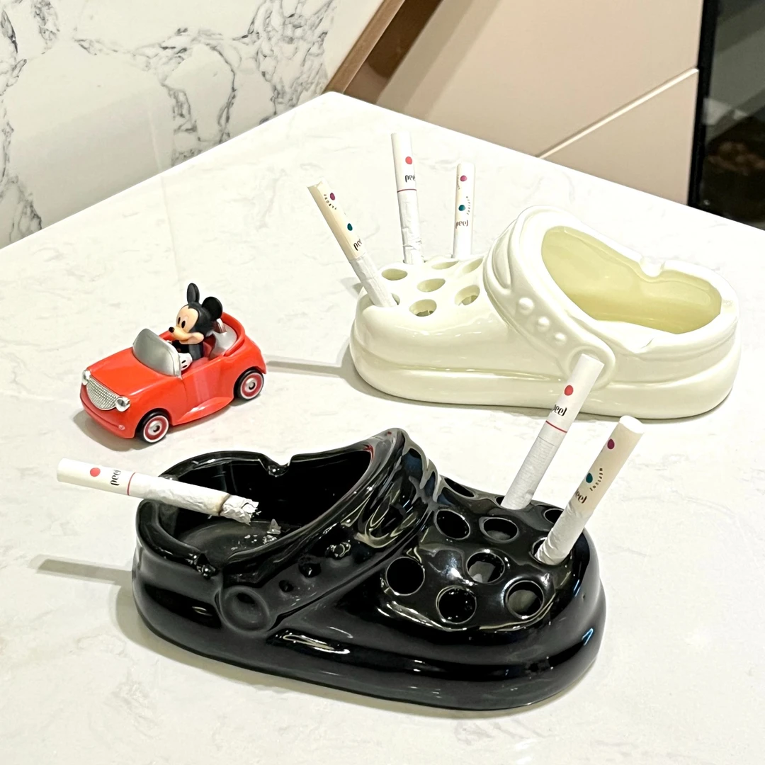 创意轻奢ins风洞洞鞋造型高档可爱家用摆件大厅装饰品陶瓷烟灰缸