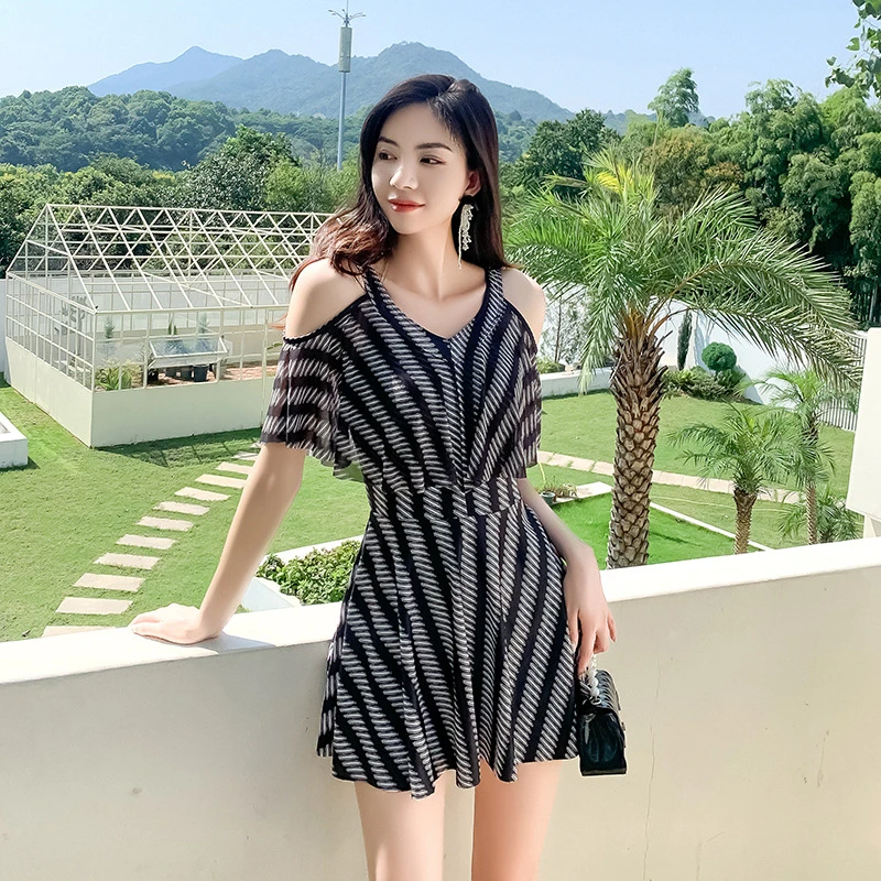 新款泳衣保守大码胖mm遮肉水上乐园连体黑色条纹夏季新款游泳衣女