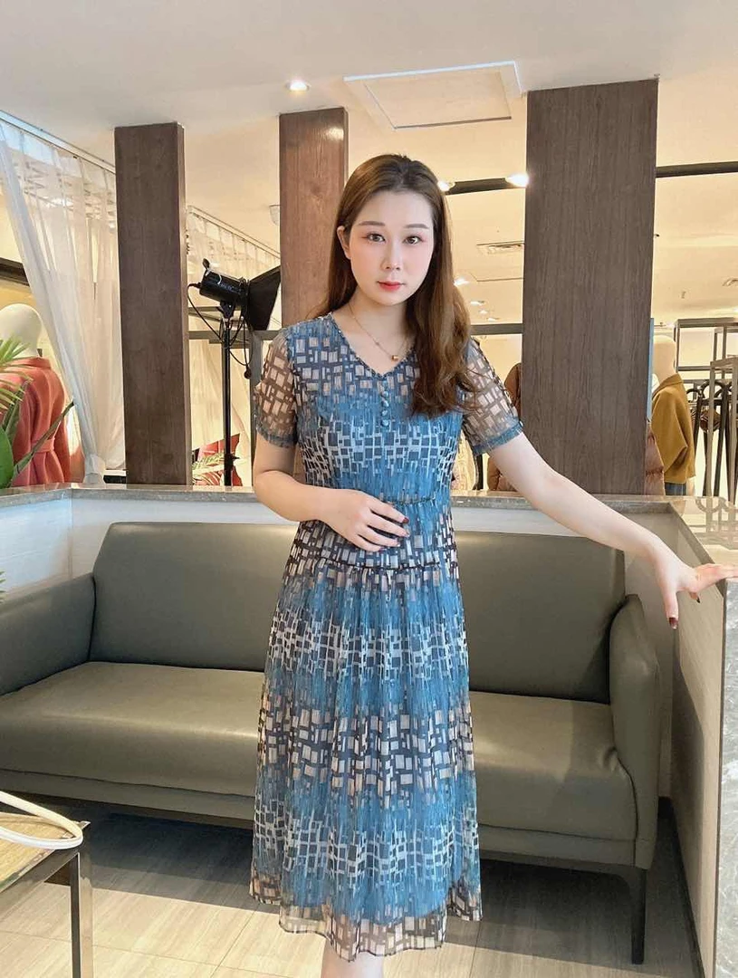 2024夏季简约轻奢收腰显瘦碎花气质女装连衣裙