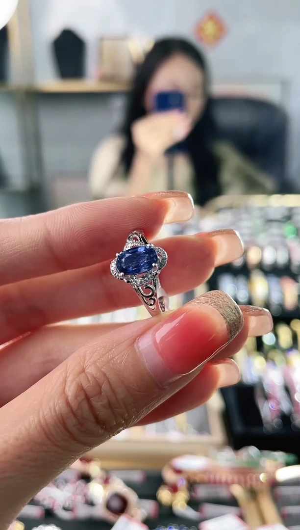 蓝宝石戒指18K金镶嵌