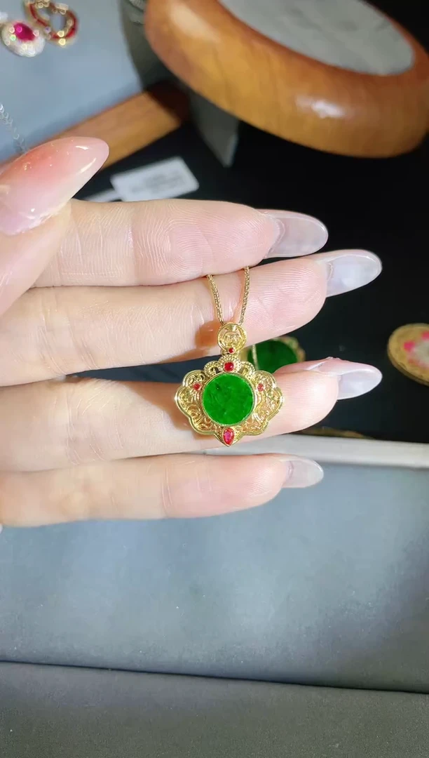 翡翠吊坠(不含链)18K金镶嵌