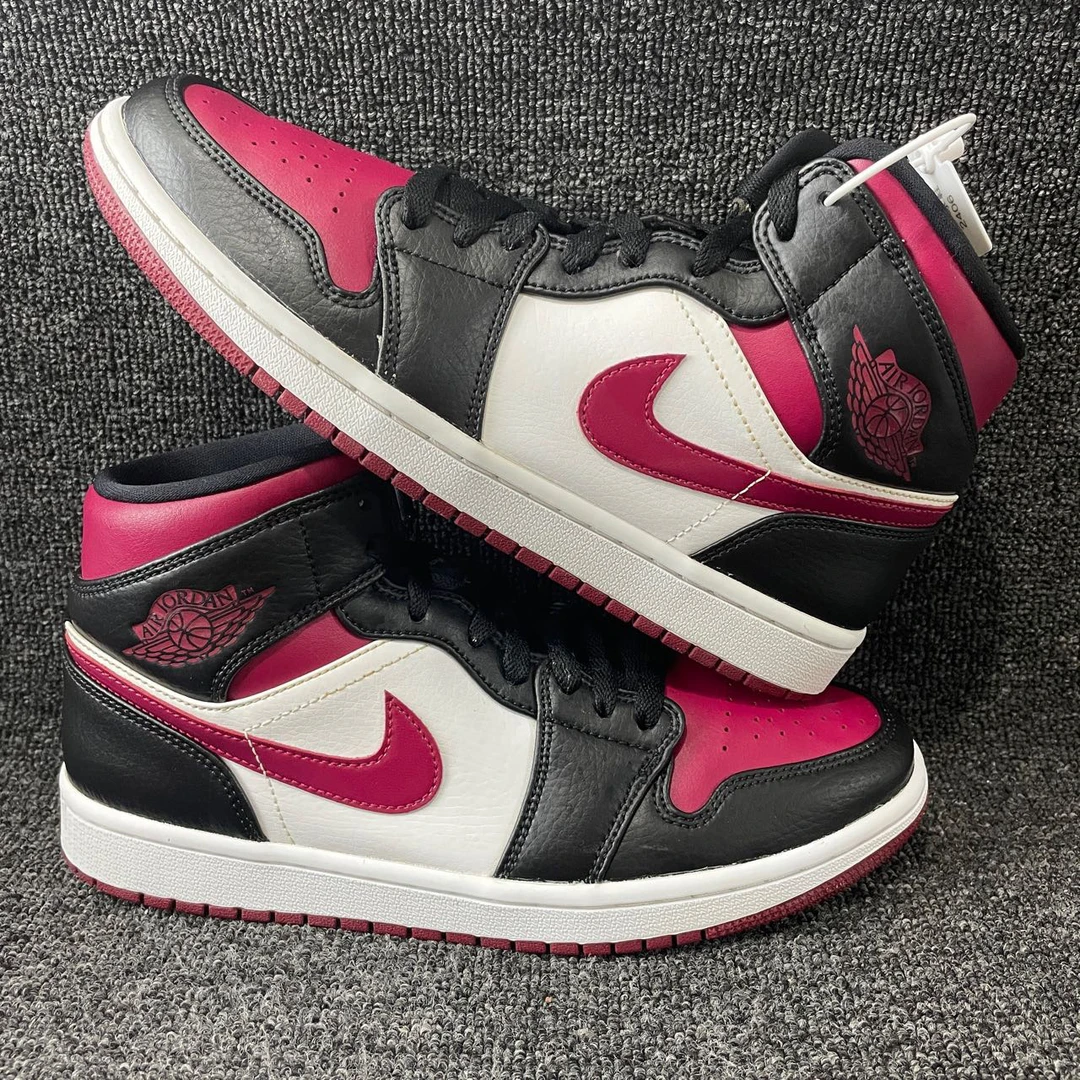 41码 AJ1黑红白 95新 公价1099 篮球鞋编号2406