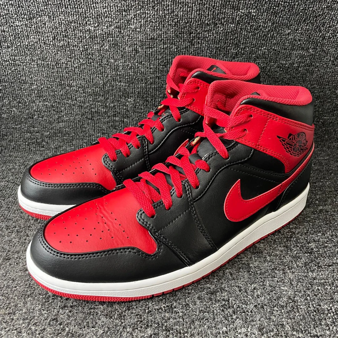 44码 AJ1黑红 公价899 篮球鞋编号5611