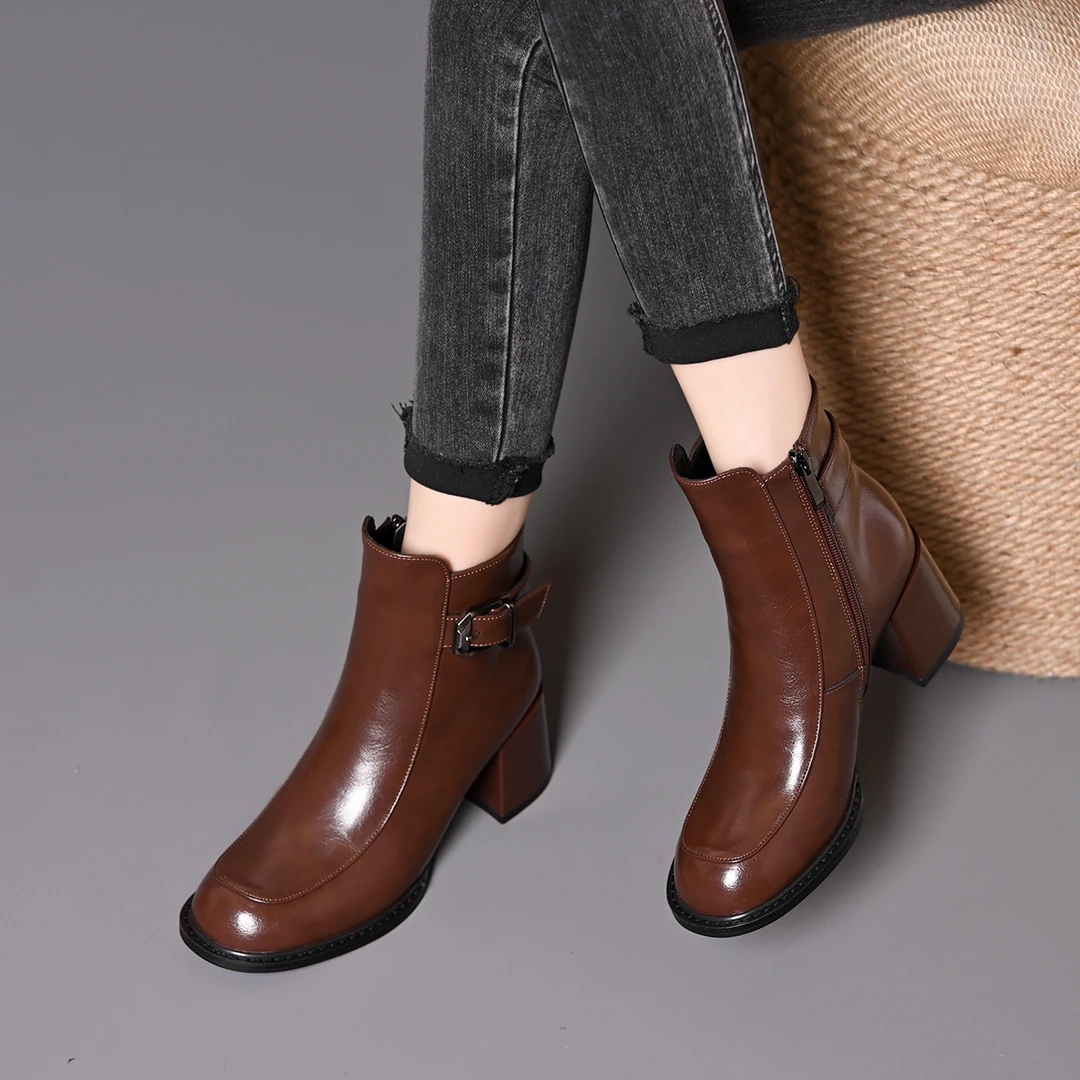 短靴女2025秋冬新款英伦风粗跟复古金属扣马丁靴圆头棕色靴子