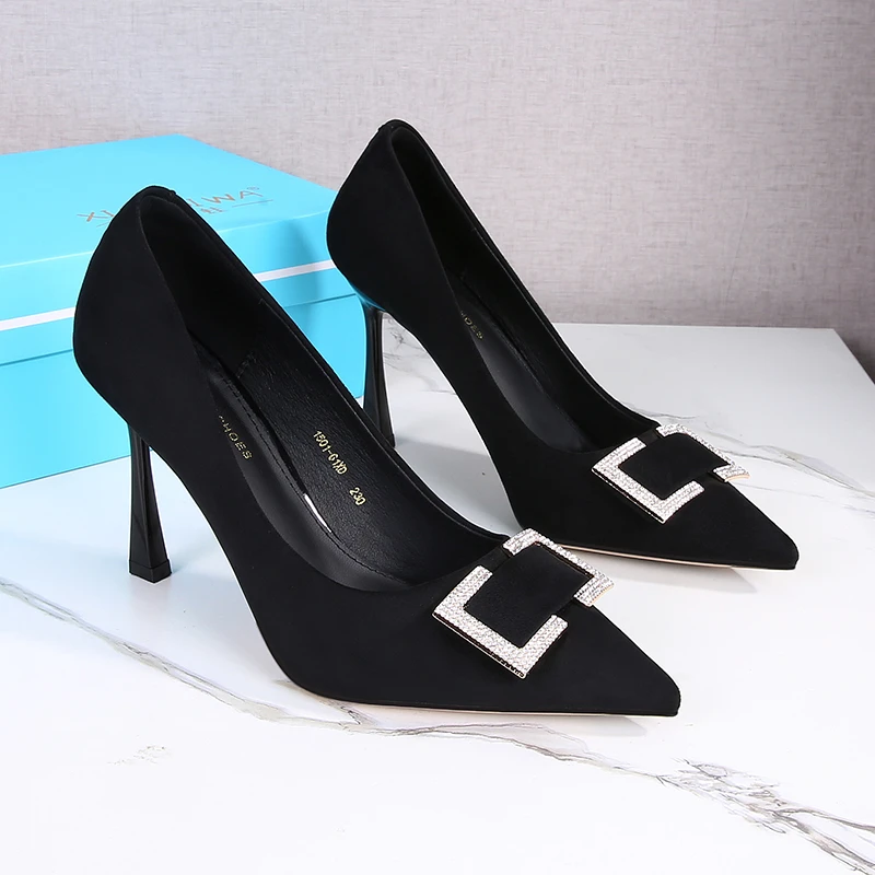 【10公分∽7公分】2024新款黑色细跟尖头磨砂绒面长方扣气质高跟鞋