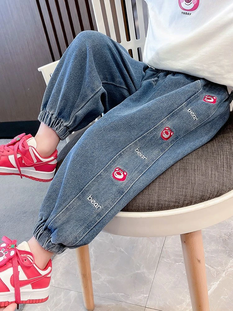 女童秋季薄款牛仔裤儿童网红草莓熊休闲春秋装长裤2023新款女宝宝