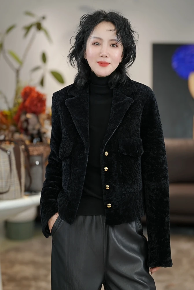 秋冬款小香风羊革皮毛一体丝绒外套/T23139