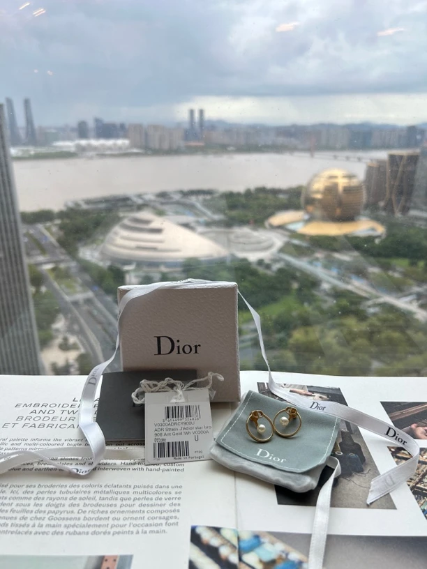 全新未使用 DIOR/迪奥 全新Dior迪奥珍珠耳饰耳钉 送礼级别