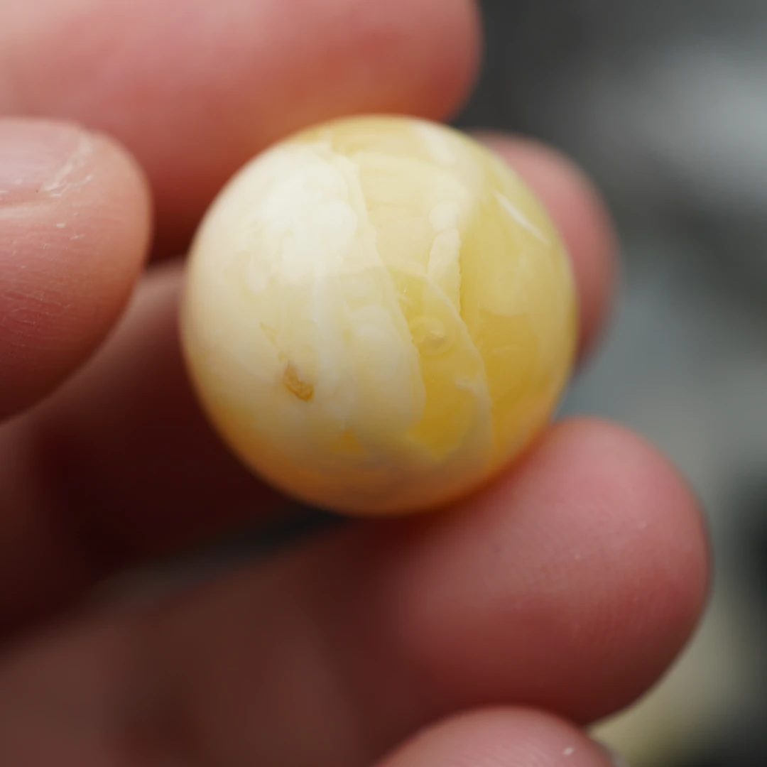 孤品16.9直径瑕疵蜜蜡珠有植物的皮纹沁色气泡坑表面光滑 编号408