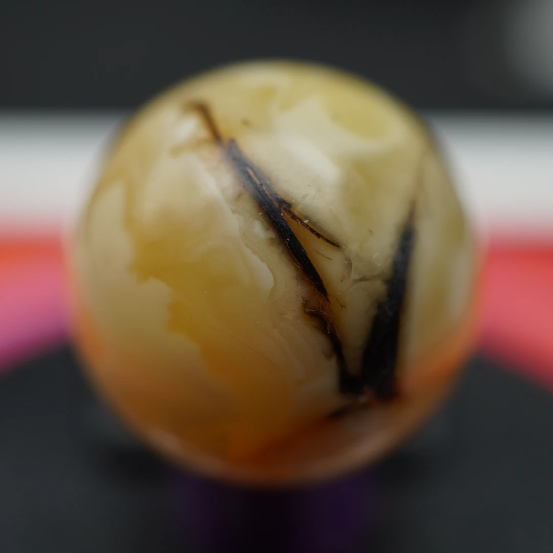 孤品16.5直径瑕疵蜜蜡珠有植物包裹气泡金沙表面光滑 编号364